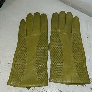 Vintage made in Hungary lime green leather driving gloves